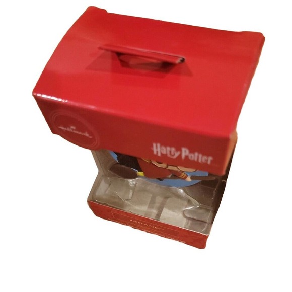 Hallmark 2019 Harry Potter Flying on Broom Quidditch Christmas Ornament NIB - Picture 2 of 3